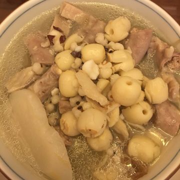 容一起做了豬肚四神湯