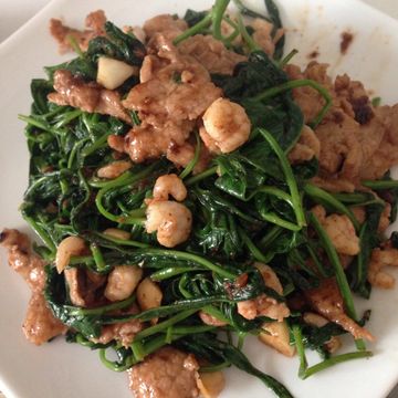 lisa一起做了給新手超簡單「沙茶牛肉炒空心菜」✨