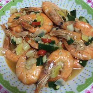 Hui-Juan Li一起做了蒜辣啤酒蝦