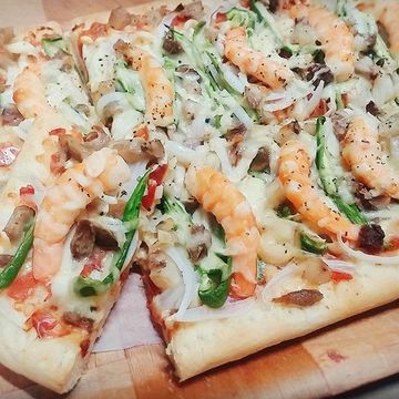 嘰哩呱啦一起做了紅醬蔬菜海鮮 Pizza