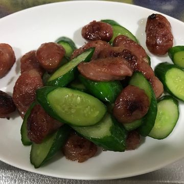 芯慧的簡單料理💕一起做了小黃瓜炒香腸