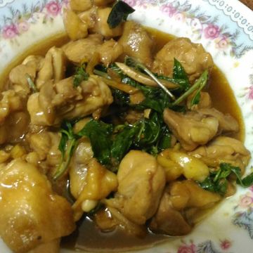 芯慧的簡單料理💕一起做了三杯雞。扒完三碗飯! 簡單得不得了~
