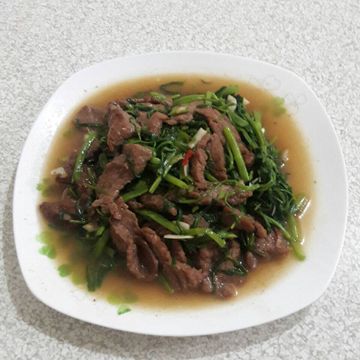 芯慧的簡單料理💕一起做了給新手超簡單「沙茶牛肉炒空心菜」✨