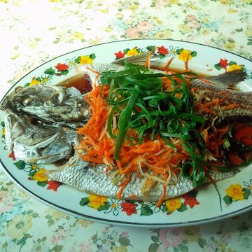 嘰哩呱啦一起做了清蒸鮮魚