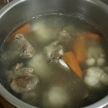 企鵝好愛煮一起做了家常蘿蔔排骨貢丸湯