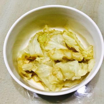 Zeo妹的下廚樂一起做了快炒高麗菜~5分鐘便當菜