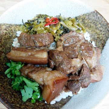 阿真的手路菜一起做了濃縮薑汁控肉飯