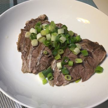 鄭琬琤一起做了翹二郎腿電鍋滷牛腱