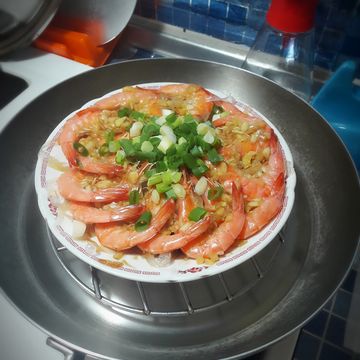 涂佳翎一起做了蒜蓉豆腐蒸蝦