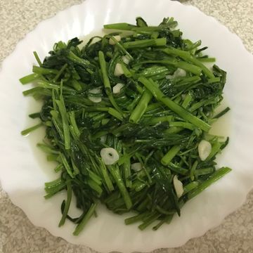 芯慧的簡單料理💕一起做了蒜炒空心菜
