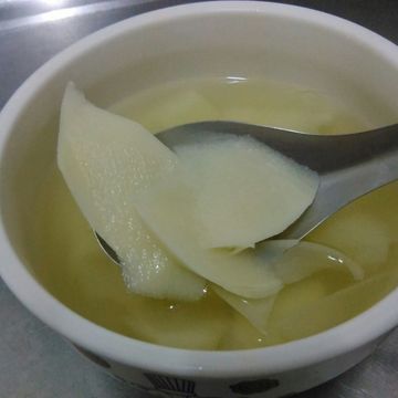 容一起做了電子鍋料理-竹筍排骨湯
