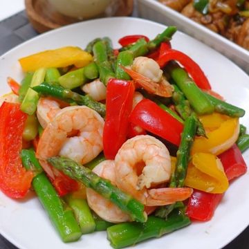 Dolly Chen一起做了蘆筍炒蝦仁