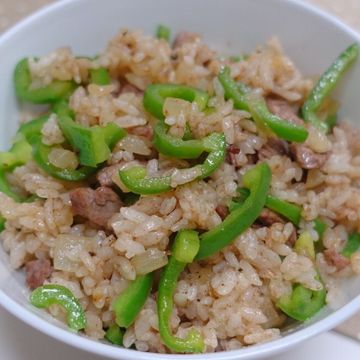 Dolly Chen一起做了[剩飯再利用]~青椒牛肉炒飯