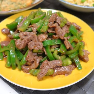 Dolly Chen一起做了沙茶青椒炒肉絲