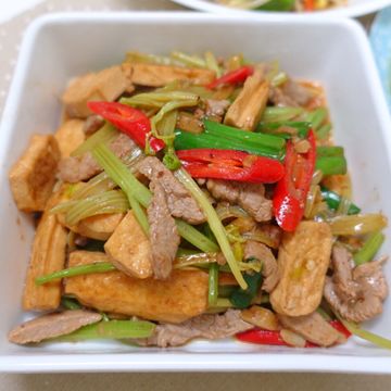 Dolly Chen一起做了{愛美麗的輕鬆料理} ~ 芹菜豆干炒肉絲