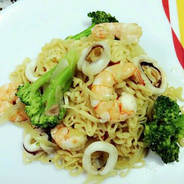 J一起做了『台式海鮮什錦炒麵』快炒店的平民美食