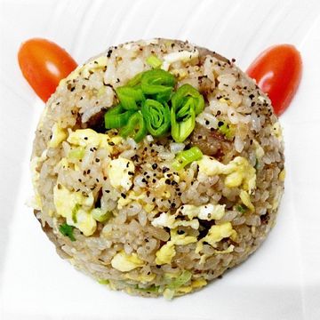 阿真的手路菜一起做了阿基師的蒜苗臘肉炒飯『淬釀開運年菜』