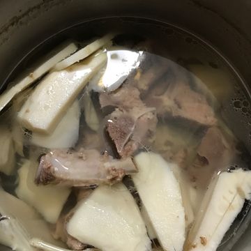 Frau Pi一起做了電子鍋料理-竹筍排骨湯
