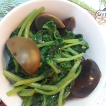 趙瑞珍一起做了「康寶鮮味炒手鰹魚風味」 皮蛋地瓜葉
