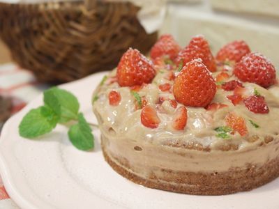 參考食譜 : 草莓巧克力蛋糕~~甜蜜品嘗草莓驚喜!!