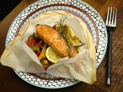 參考食譜 : 迷迭香紙包烤鮭魚 454卡