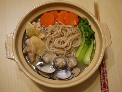 蛤仔雞腿紅薏仁湯麵