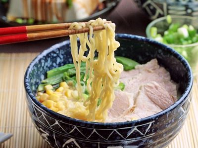 參考食譜 : 五分鐘煮出濃白湯—味增叉燒拉麵