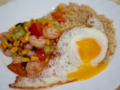 營養早餐 ~ 鮮蝦粟米煎蛋藜麥料理