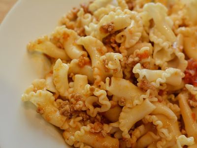 參考食譜 : 茄汁肉醬義大利麵。全程使用新鮮番茄熬煮!