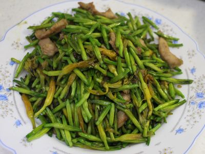 參考食譜 : 金針花苞炒松坂肉