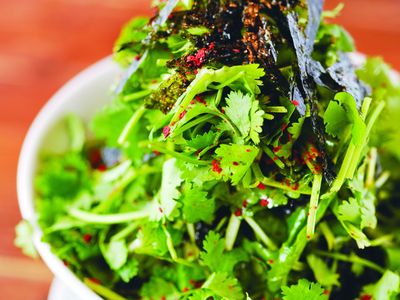 東販小食堂：美味雙重奏 炸彈香菜沙拉