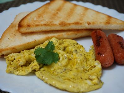 簡易的白松露炒蛋拌香腸早餐