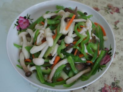 參考食譜 : 青椒炒雪白菇