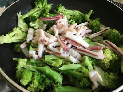 參考食譜 : 健康低卡-軟絲青花菜