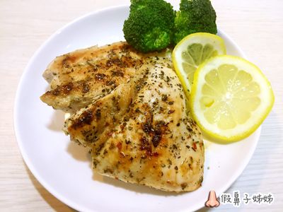 參考食譜 : 嫩煎蒜香雞胸肉 (雞胸肉不柴的烹飪方式)