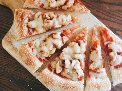 「北疆饢」化身起司蕃茄炒雞披薩