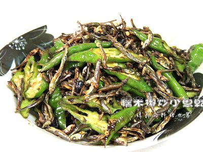 參考食譜 : 瑪莉廚房：糯米椒炒小魚乾