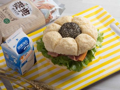 參考食譜 : 電子鍋麵包三部曲-芝麻堡堡【麥典】