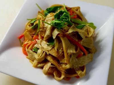 參考食譜 : 涼拌醃燻豆皮(全素)