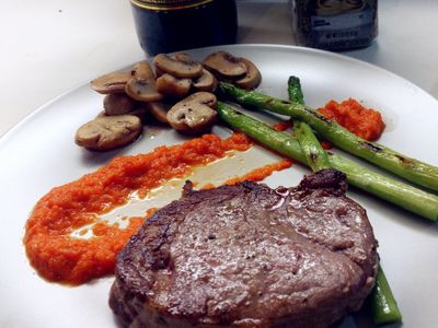 參考食譜 : [KT廚房] 甜椒醬菲力佐紅酒蘑菇與蘆筍