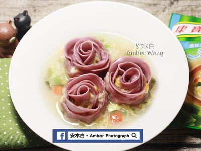 玫瑰花餃海鮮濃湯