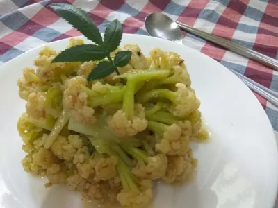 參考食譜 : 十分鐘上菜─油水炒沙茶白花椰