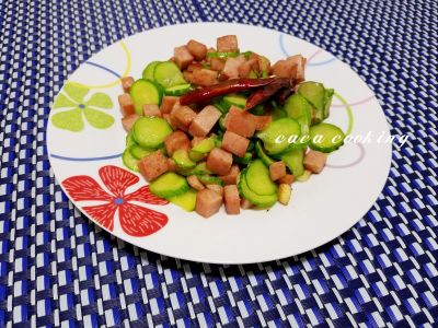 參考食譜 : 小黃瓜炒午餐肉