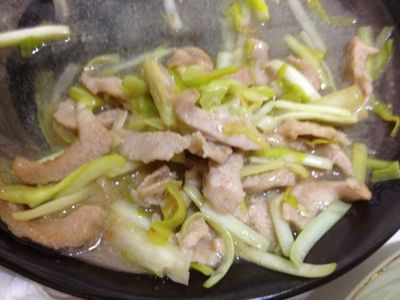 參考食譜 : MINU。韭黃肉絲