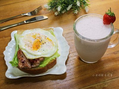 肉蛋吐司+草莓奶昔