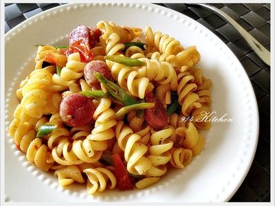 參考食譜 : 【深夜食堂】台式香腸番茄辣味捲捲麵