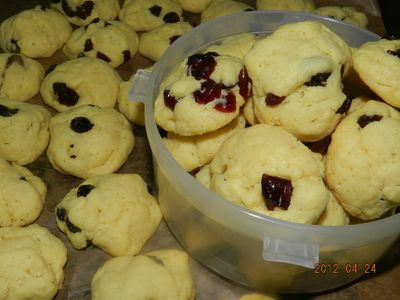 參考食譜 : ㄚ曼達的廚房~葡萄乾與蔓越梅司康(鬆餅粉版)