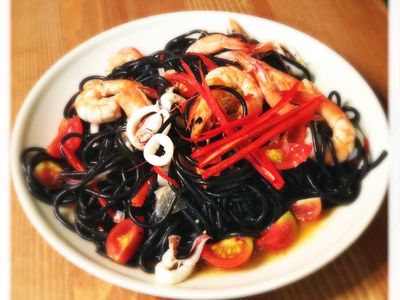 參考食譜 : 蒜辣海鮮番茄墨魚麵