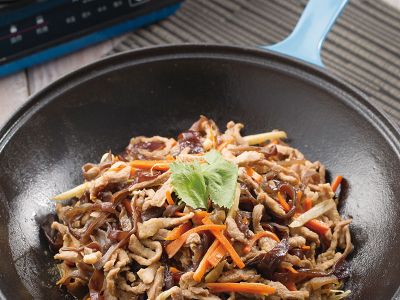 參考食譜 : 【摩堤_鑄鐵鍋料理】木耳肉絲