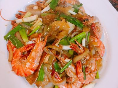 餐桌上的人妻料理*'洋蔥快炒蠔油蝦。